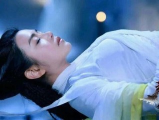 最火女明星侧卧视频,女明星躺着时候的侧脸