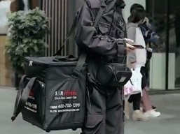 抖音外卖小哥吃哭了,抖音外卖小哥吃哭了视频