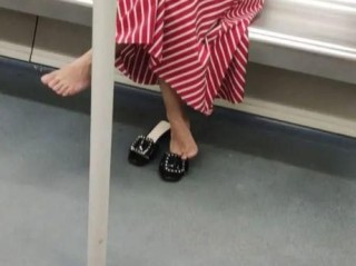 小抠脚还在直播吗,美女主播抠脚