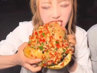 快手网红提子吃鲨鱼视频,网红提子吃鲨鱼坐牢了吗?