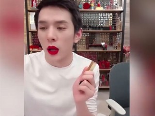 关于网络主播李佳琦的信息