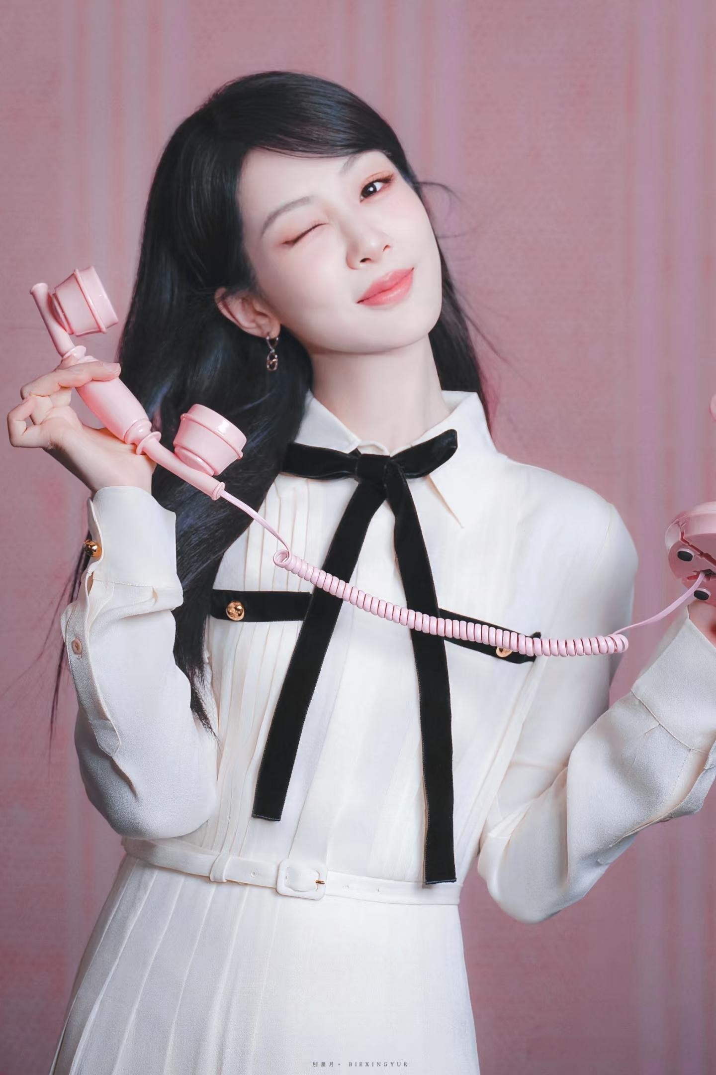 关于最火女明星前十名2025图片的信息
