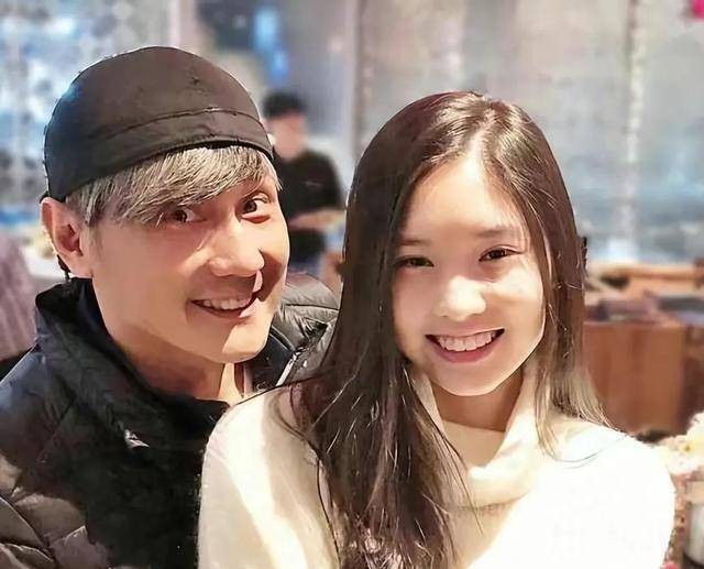 包含包小柏用AI“复活”女儿为妻子庆生的词条